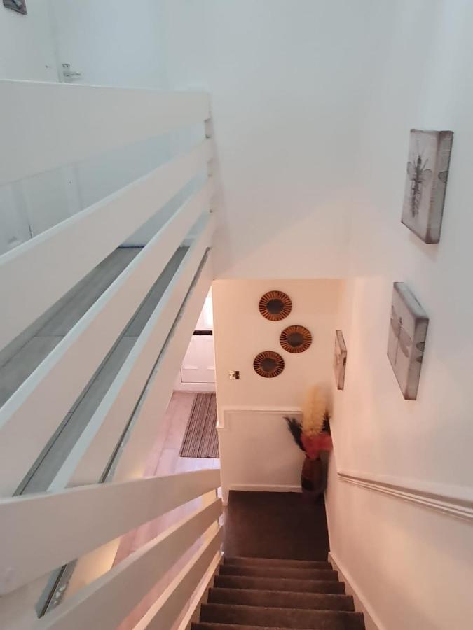 Bv Luxury Spacious 3 Bedroom House At Isaac Close 맨체스터 외부 사진