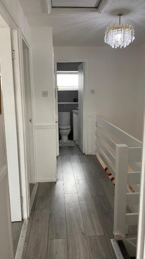 Bv Luxury Spacious 3 Bedroom House At Isaac Close 맨체스터 외부 사진