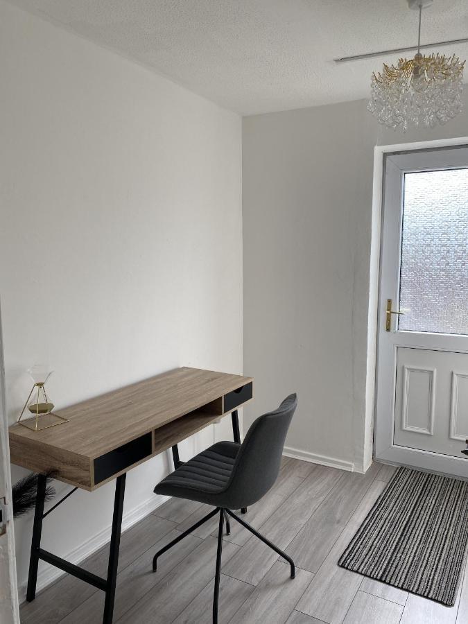 Bv Luxury Spacious 3 Bedroom House At Isaac Close 맨체스터 외부 사진