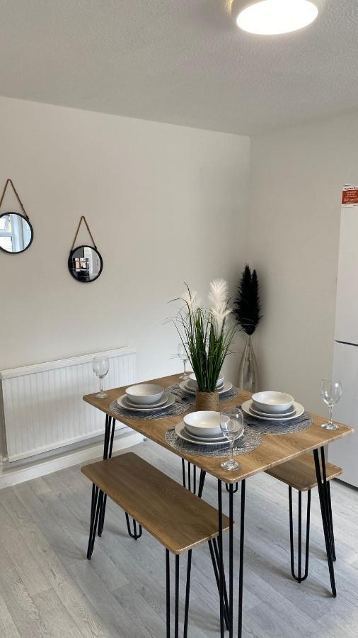 Bv Luxury Spacious 3 Bedroom House At Isaac Close 맨체스터 외부 사진
