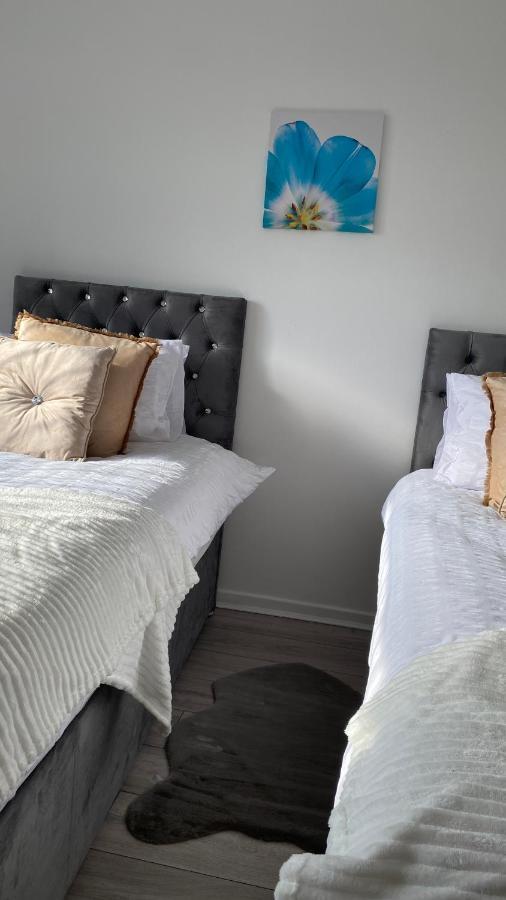 Bv Luxury Spacious 3 Bedroom House At Isaac Close 맨체스터 외부 사진